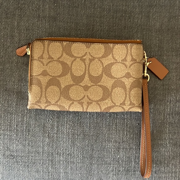 Logo Coach Wristlet - Picture 2 of 2